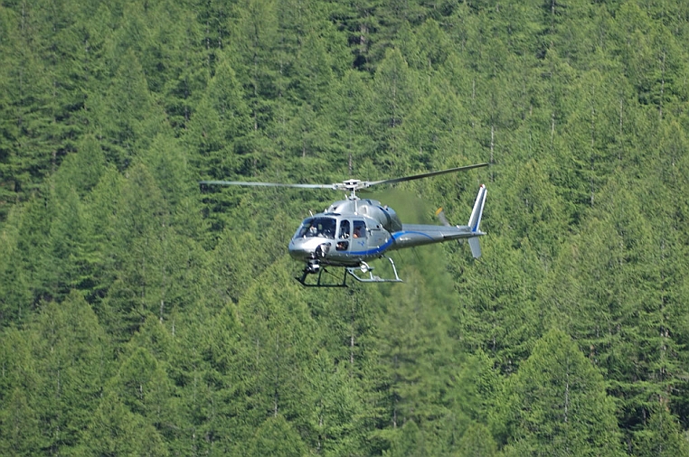 DSC_1314.jpg - Uno degli elicotteri che garantiscono le immagini televisive: sarà questo quello pilotato da Gianni Bugno? penso di sì perchè sorvolava il gruppo della maglia rosa.