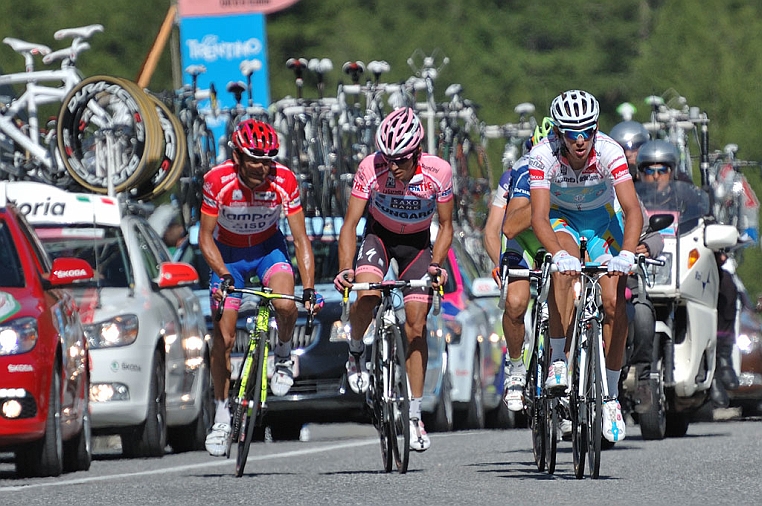 DSC_1329.jpg - In prima posizione, sulla destra, il polacco Roman KREUZIGER dell’Astana in maglia bianca, leader della classifica dei giovani, arriverà decimo.