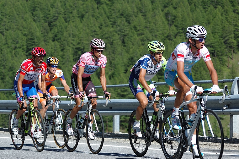 DSC_1333.jpg - Chiudono Michele SCARPONI, Lampre, con la maglia rossa, che arriverà sesto e Steven KRUIJSWIJK, olandese della Rabobank, che arriverà settimo.