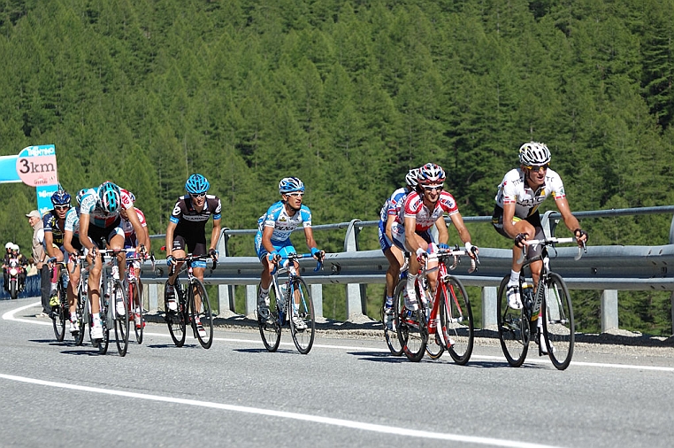 DSC_1358.jpg - tira il gruppetto Kanstantsin SIVTSOV, poi Giampaolo CARUSO, che nasconde Dario CATALDO della Quickstep, Simone STORTONI della Colnago; Peter STETINA della Garmin; i due della Omega Pharma-Lotto;