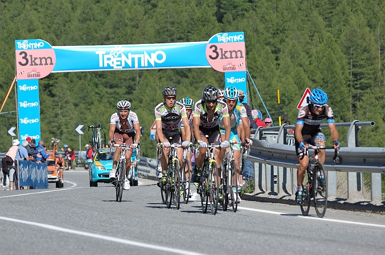 DSC_1362.jpg - Il francese Christophe LE MEVEL della Garmin in testa ad un'altro gruppetto di corridori.