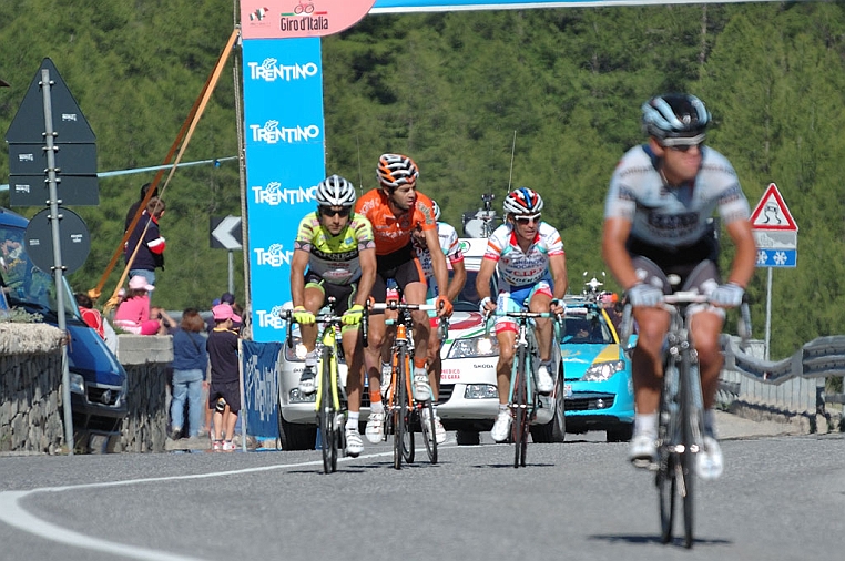DSC_1404.jpg - In primo piano sfuocato l’australiano Richie PORTE Saxo Bank; dietro Angel VICIOSO spagnolo dell’Androni giocattoli, Matteo RABOTTINI della Farnese Vini e il basco Jorge AZANZA della Euskaltel.