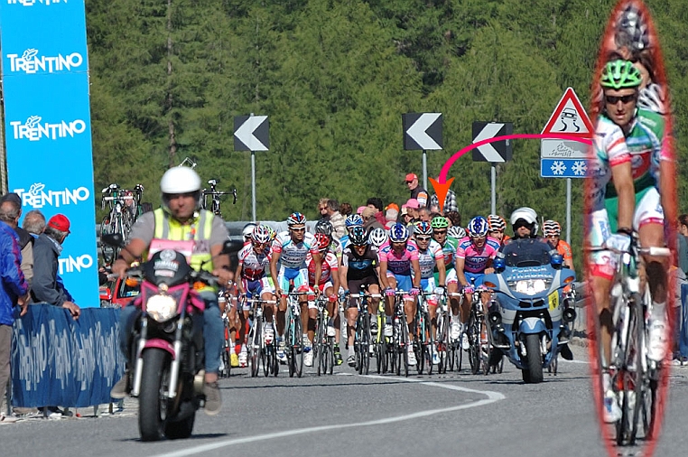 DSC_1409G.jpg - ...con Stefano GARZELLI in maglia verde. Ci tenevo a riprenderlo perché nel 2000 lo fotografai, sempre al Sestriere, ma sull’altro versante, quando vinse la cronoscalata e il giro d’Italia.