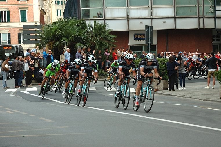 DSC_3264.jpg - Anche il gruppo, tirato dagli uomini della Omega Pharma-Quick Step, raggiunge P.zza Marconi.