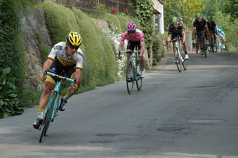 DSC_4098.jpg - Il gruppo con la maglia rosa l’olandese Steven KRUIJSWIJK pilotato da Enrico BATTAGLIN subito dietro Alejandro VALVERDE.