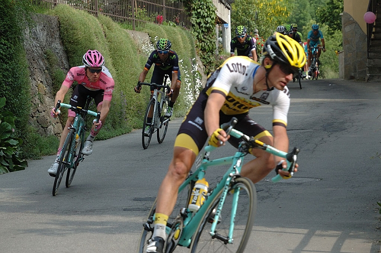 DSC_4099.jpg - la maglia rosa dell’olandese Steven KRUIJSWIJK pilotato da Enrico BATTAGLIN subito dietro Alejandro VALVERDE.