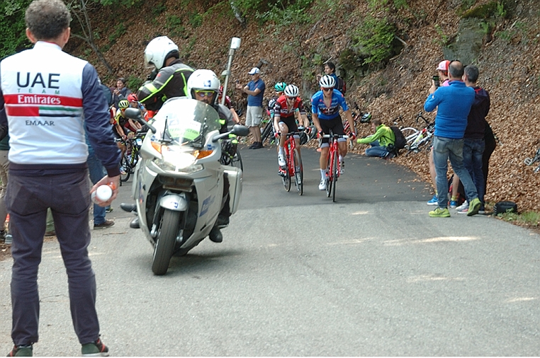 DSC_6516.jpg - Giulio Ciccone scandisce il passo per il suo capitano Bauke Mollema, perderà la maglia azzurra a favore del suo compagno di squadra Brambilla, ma nel proseguo del giro saprà riconquistarla con azioni spettacolari.