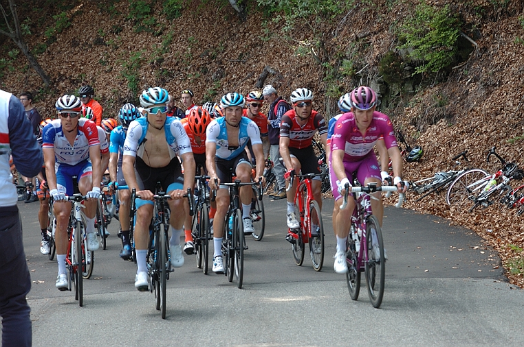 DSC_6535.jpg - Il gruppo con Arnaud Emare che indossa la maglia ciclamino leader della classifica a punti conquistata il giorno prima.