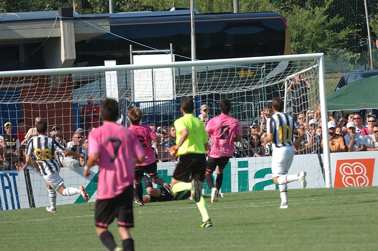 DSC_1728JA.jpg - Il goal di Cristian Pasquato (il numero 36) su verticalizzazione di Alessandro Del Piero all'ottimo portiere della primavera Branescu.

