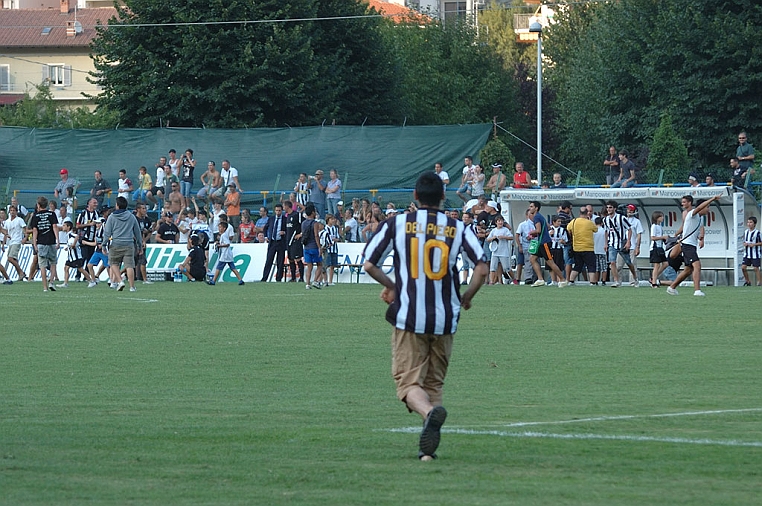 DSC_1820JA.jpg - ...la partita è finita i tifosi invadono il campo.
