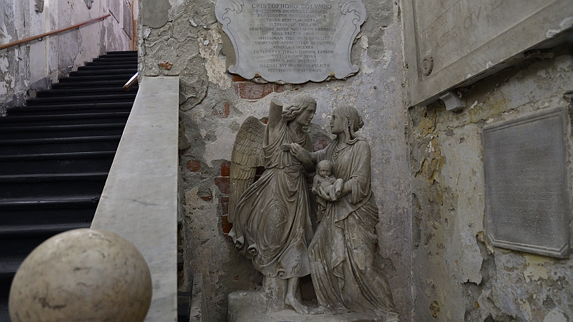 MAK_4786.jpg - Entrando nel palazzo degli anziani, si trova questa statua un pò macabra con una mamma che consegna il figlio morto ad un angelo che lo porti in Paradiso