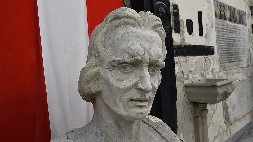 MAK_4787.jpg - Il busto di Cristoforo Colombo, a ricordarci l'infinita querelle con Genova su dove ebbe i natali lo scopritore delle americhe.