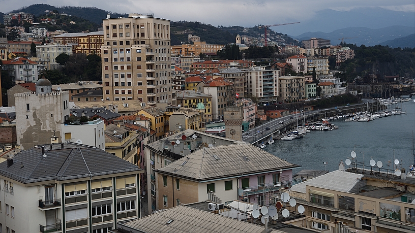 MAK_4819.jpg - Savona vista da lassù: La Torretta e il grattacielo.