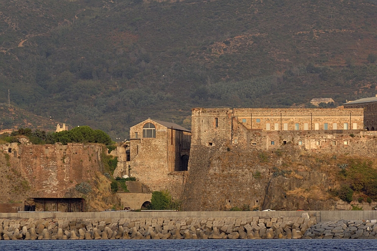 CLA_8603.jpg - La fortezza del Priamar, costruita dai genovesi nel 1542 dopo la distruzione della città, sulla sinistra si vedono i resti dell'abside dell'antica cattedrale.