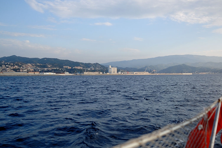 CLA_8615.jpg - Il porto di Savona, sullo sfondo il monte Beigua.