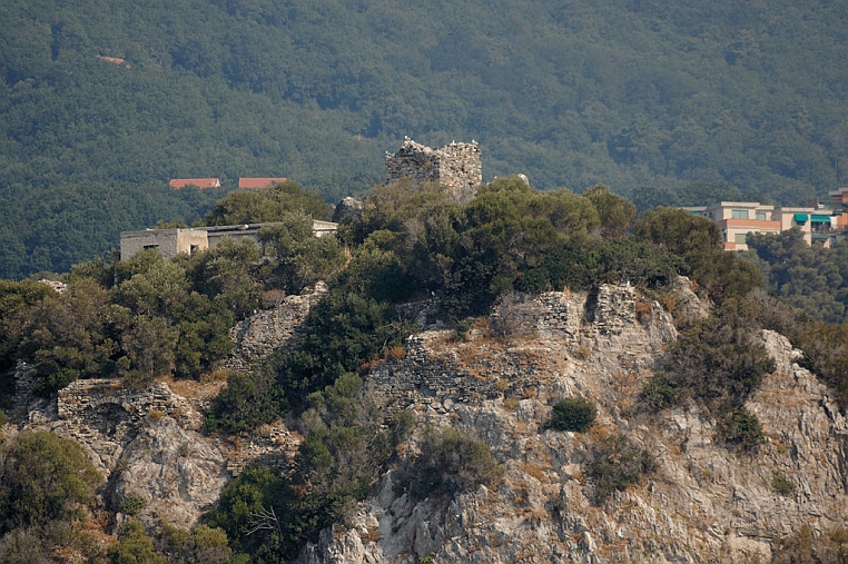 MAN_8409-C.jpg - La torre di segnalazione sulla vetta dell'Isola e i resti del monastero e dell'abbazia di Sant'Eugenio del 992.