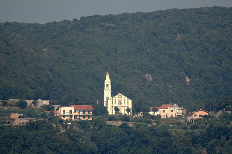 MAN_8441.jpg - La chiesa di San Pietro E Paolo a Voze, frazione di Noli.