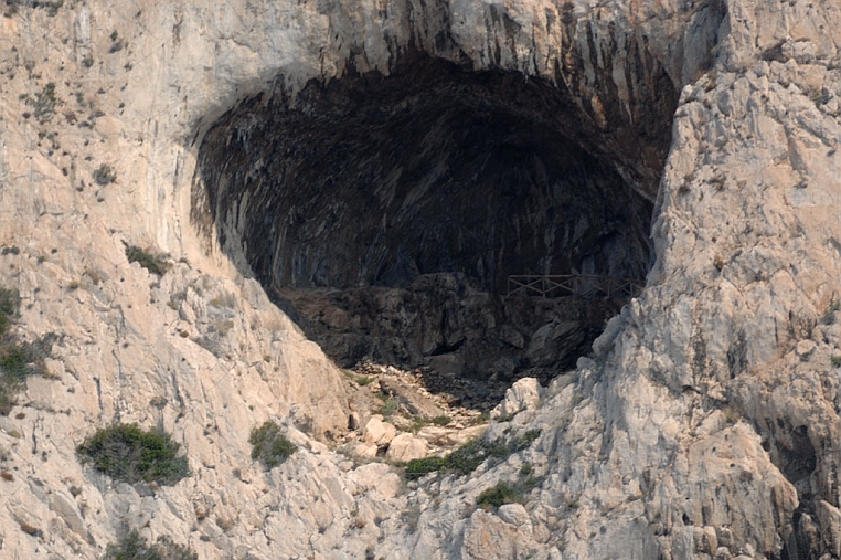 MAN_8466.jpg - La grotta del Falsario sul Malpasso.