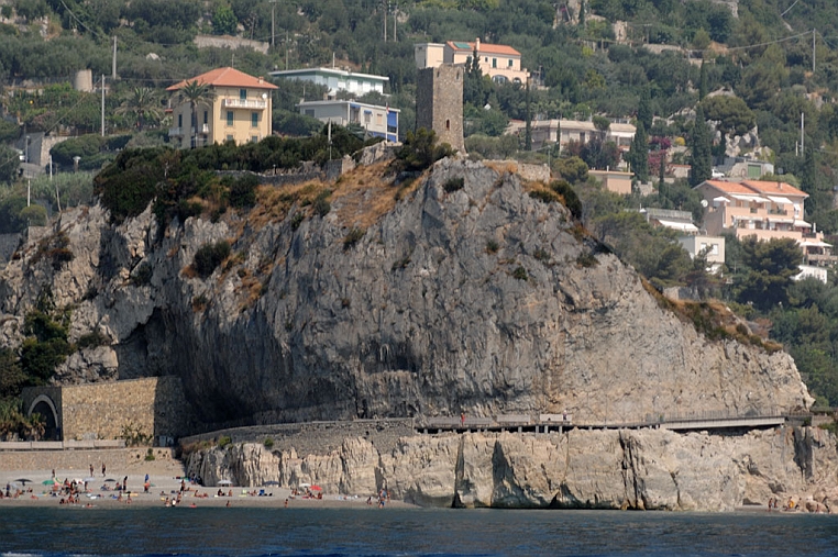 MAN_8498.jpg - Il mausoleo del Generale Caviglia "Maresciallo d'Italia".