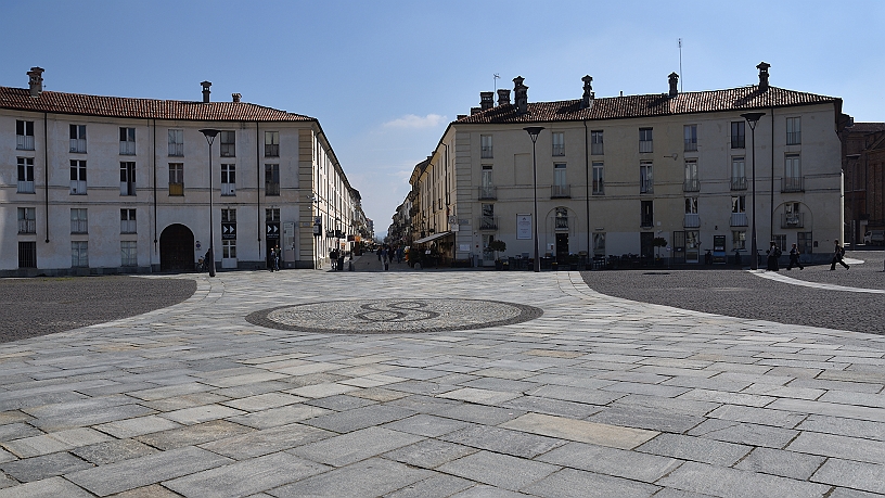 MAK_4835.jpg - Infine si esce sulla piazza antistante la reggia verso Venaria Reale.