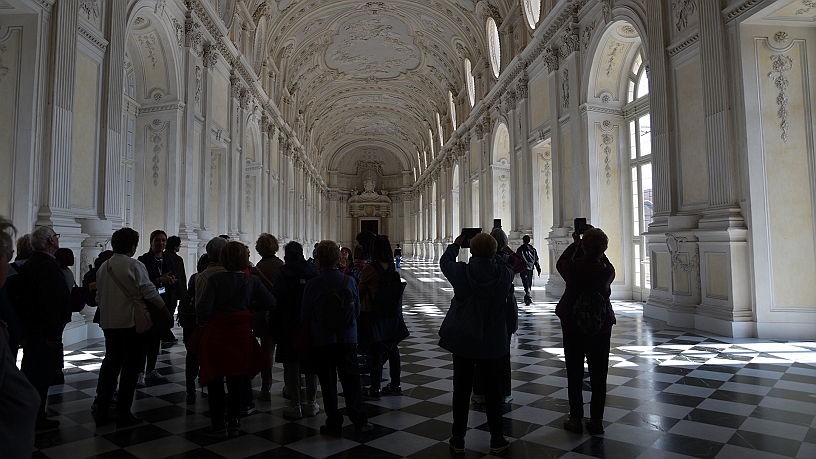MAK_4883.jpg - La galleria grande con i visitatori.