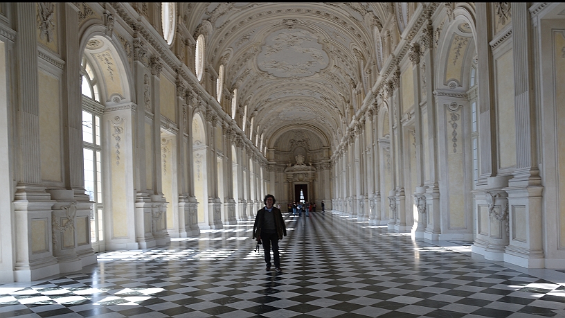 MAK_4889.jpg - La galleria grande con un visitatore.
