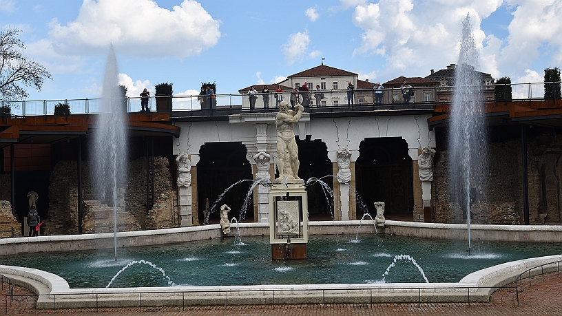 MAK_4932.jpg - Dietro una sontuosa fontana d'Ercole si apre la grotta di Nettuno.