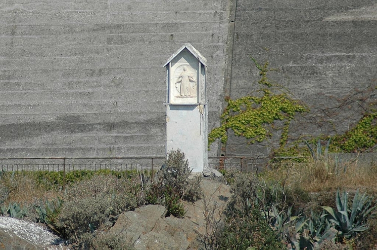 05-DSC_7152.jpg - ...con un bassorilievo raffigurante la Madonna rivolto verso il mare aperto. Dopo l’utima guerra venne restaurata...