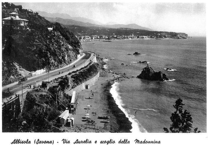 29-Madonnina.jpg - In questa immagine degli anni cinquanta l'attuale percorso della statale Aurelia e l'edificaziine della collina.