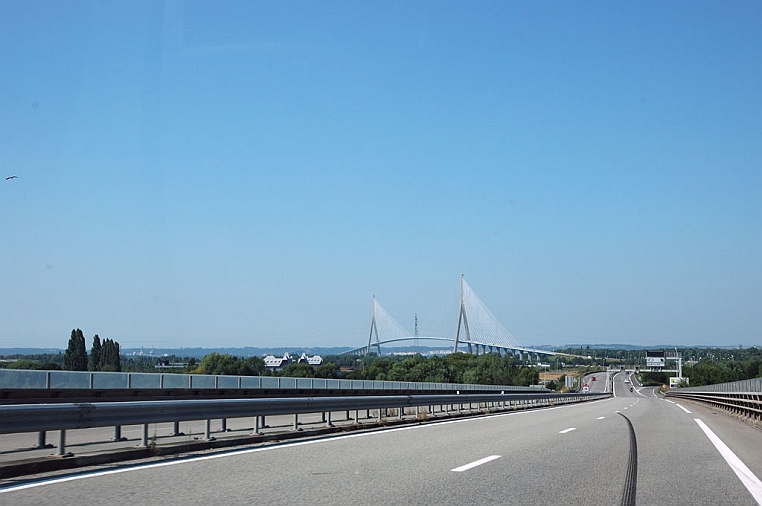 107-DSC_5531.jpg - La grandeur francese: il ponte di Normandia che scavalca il fiume Senna a 59 metri.