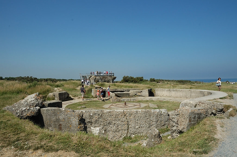 126-DSC_5506.jpg - Con l’eliminazione delle batterie di Pointe du Hoc, le navi alleate poterono avvicinarsi alla costa e dare così inizio all’invasione.