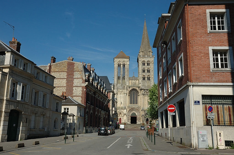 01-DSC_5345.jpg - La grande Cattedrale gotica di Saint-Pierre presenta una solenne facciata resa particolare dalle due diverse torri campanarie.