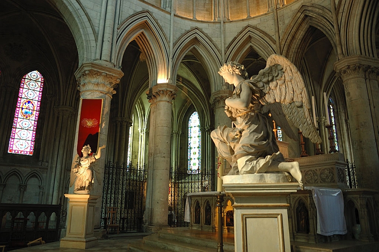 07-DSC_5365.jpg - I due angeli adoranti provengono da un altare in marmo del 17° secolo.