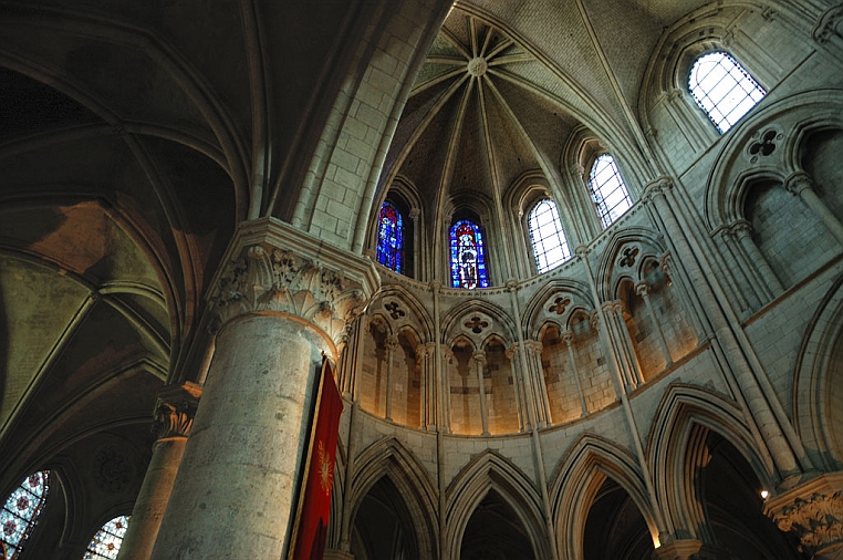 10-DSC_5377.jpg - Nelle vetrate sono raffigurati Saint Pierre al centro, a destra Sainte Thérèse de l’Enfant Jésus.