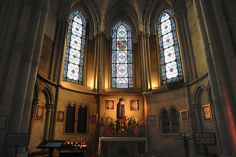 12a-DSC_5369.jpg - Sulla destra dell’altare la cappella dove, da bambina, Santa Teresa, con la sua famiglia, partecipare alla messa.