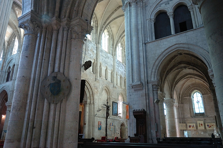 23-DSC_5952.jpg - Nel braccio dell'edificio posizionato perpendicolarmente a sinistra alla navata, lato nord, che dà la forma di una croce latina alla chiesa è posizionata un crocifisso che mi ha molto colpito: