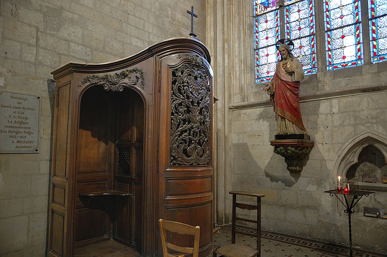 34-DSC_5933.jpg - La cappella del Sacro Cuore con un Confessionale del XVIII secolo.