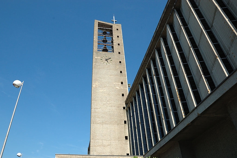 13-DSC_5341.jpg - Il campanile della moderna chiesa di Saint-Désir che si trova vicino all’istituto educativo Apprentis d’Auteuil Victorine Magne, meta del nostro viaggio.