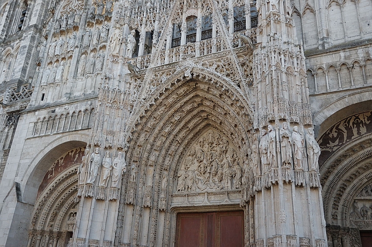 25-DSC_5815.jpg - Il portale che si apre al centro della facciata appare profondamente inquadrato da due pilastri gugliati e sormontato da un'alta “ghimberga” traforata. Venne realizzato fra il 1509 e il 1514 in stile gotico-fiammeggiante.