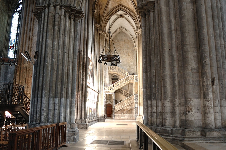 32-DSC_5822c.jpg - Nel 1477-79 viene costruita la splendida Escalier des Libraires, "Scala dei Librai", che immette l'accesso alla biblioteca direttamente dal transetto della cattedrale.