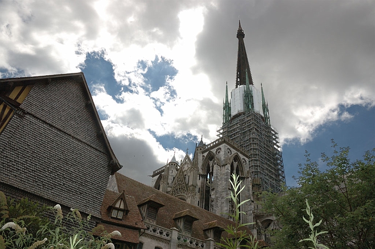61-DSC_5907c.jpg - La torre, sulla crociera, che con la sua flèche di 151 metri di altezza rende la cattedrale di Rouen la più alta di Francia.
