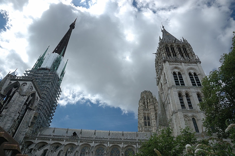 62-DSC_5908c.jpg - La torre, sulla crociera, che con la sua flèche di 151 metri di altezza rende la cattedrale di Rouen la più alta di Francia.