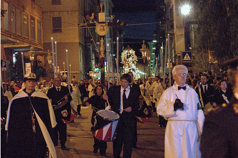 DSC_0072-OK.jpg - 2010: l'inizio della processione con i tamburrini, i torcioni e la croce della passione.