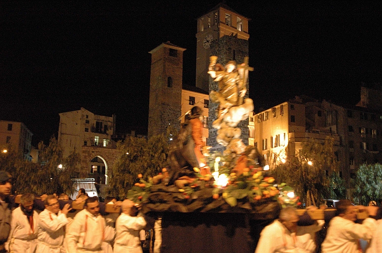 12-orazione.jpg - La cassa durante la processione del 2008.