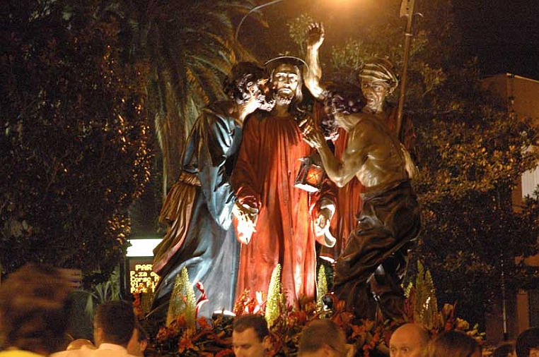 14-bacio-giuda.jpg - La cassa durante la processione del 2008.