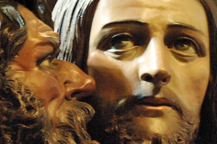 g-DSC_9846-1pp.jpg - L'espressione attonita, quasi assente, di Gesù nel momento in cui riceve il bacio da Giuda Iscariota.