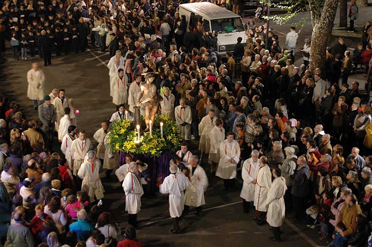 DSC_6416.jpg - Processione del 2006: la cassa dall'alto in un momento di pausa.