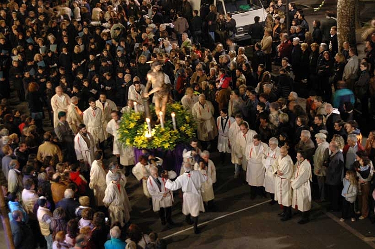 DSC_6418.jpg - Cristo legato al palo è seguito da uno dei cori che, insieme a complessi musicali, si alternano alle casse, intonando antichi brani religiosi.