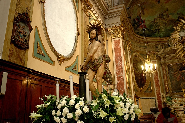 g-DSC_9810-1.jpg - La cassa è custodita nell'oratorio in via Guidobono, dalle confraternite dei Santi Giovanni Battista, Giovanni Evangelista e di Santa Petronilla.