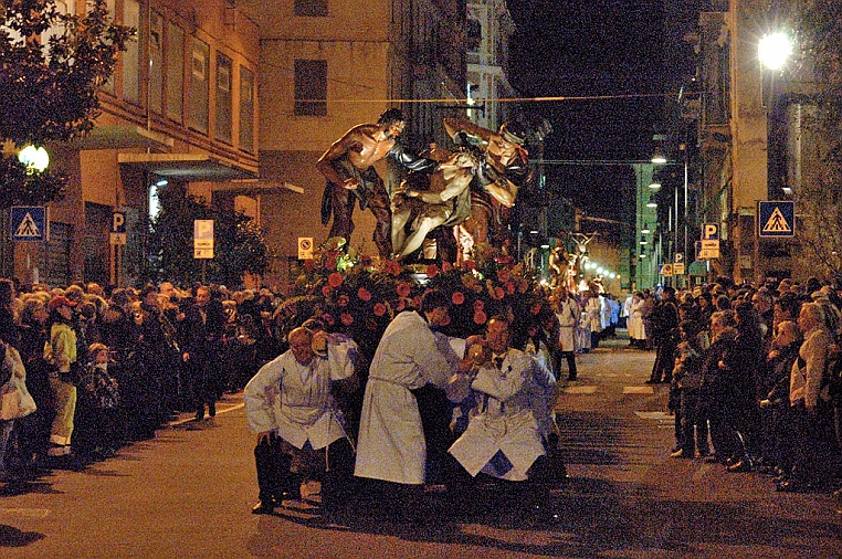 DSC_0179-b-OK.jpg - La processione del 2010: il momento in cui il capocassa batte col martello sulla stanga di legno per impartire il comando ai portatori di sollevare . E' il gesto simbolo della processione ed è l'attimo più importante perchè l'azione di alzare deve essere perfettamente in sincrono.